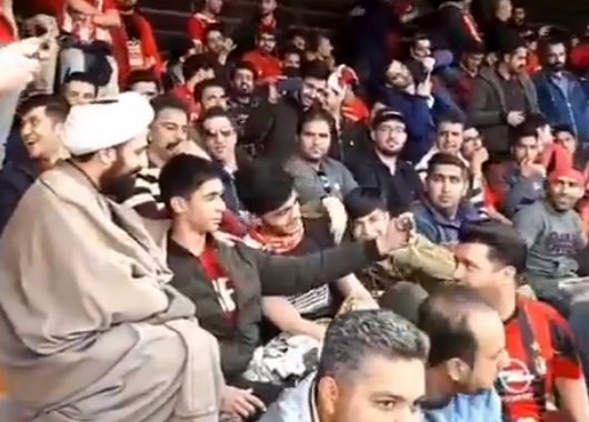 برخورد جالب هواداران تراکتورسازی با یک طلبه در ورزشگاه