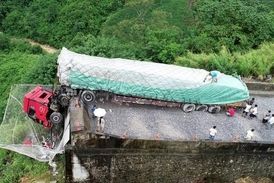 فرار معجزه آسای راننده تریلی پس از انحراف در جاده مرگ