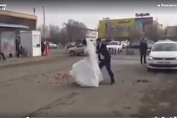 دعوای دیدنی عروس و داماد وسط خیابان