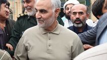 در آغوش گرفتن یک پیرمرد ساده توسط سردار سلیمانی در مناطق سیل‌زده