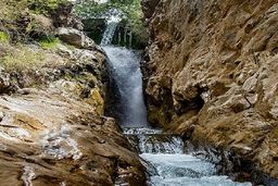 آبشار زیبا در دل‌ کوه‌های 