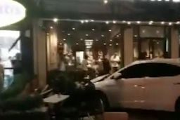 لحظه انحراف ناگهانی خودرو به داخل کافی شاپ!