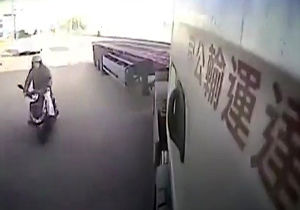 له شدن یک موتورسوار در زیر چرخ‌های تریلی هجده چرخ