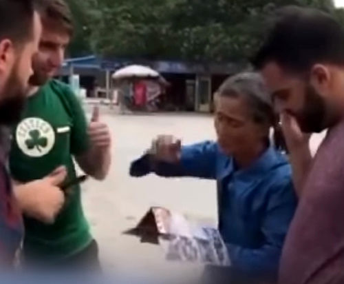 پیر زن چینی تلاش می کند تا به 11 زبان خارجی صحبت کند!