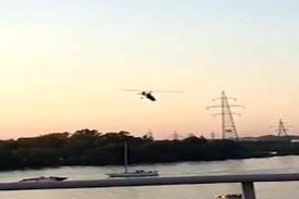 سقوط جایروکوپتر به درون رودخانه پس از برخورد با کابل برق 