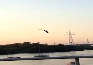 سقوط جایروکوپتر به درون رودخانه پس از برخورد با کابل برق 