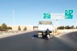 حرکت خطرناک موتورسوار در جاده