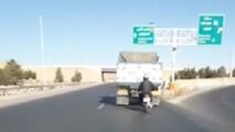 حرکت خطرناک موتورسوار در جاده