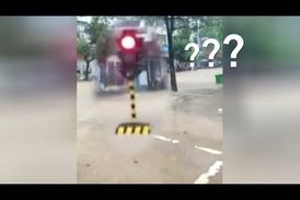 سیل شدید، چراغ راهنمایی خیابان را با خود برد!
