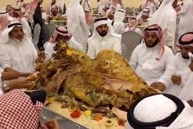 ضیافت شام به سبک شیوخ عرب: هر میز یک بره درسته!