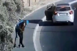 لحظه غافلگیر شدن دختر جوان توسط سارقان در خیابان!