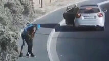لحظه غافلگیر شدن دختر جوان توسط سارقان در خیابان!