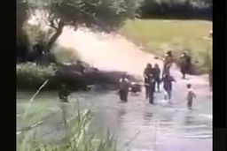 لحظه دلهره‌آور نجات دو کودک از غرق شدن توسط پدرشان در مهاباد