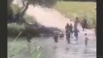 لحظه دلهره‌آور نجات دو کودک از غرق شدن توسط پدرشان در مهاباد