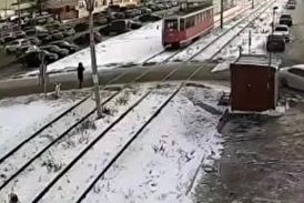 عاقبت گذاشتن هدفون حین عبور از ریل تراموا + فیلم