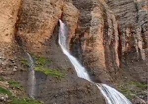 آبشار زیبا در دل کوه‌های دورود