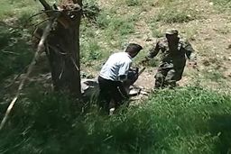 حمله قاچاقچی چوب با اره برقی به یک مامور در زنجان