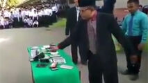 له کردن تلفن همراه ده‌ها دانش آموز با چکش در مراسمی باشکوه!