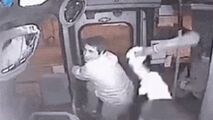 لحظه گیر افتادن دزد بدشانس در اتوبوس!