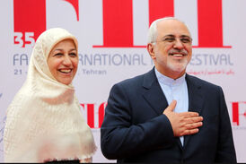 پیام انگلیسی تبریک ظریف و همسرش به مناسبت میلاد حضرت مسیح
