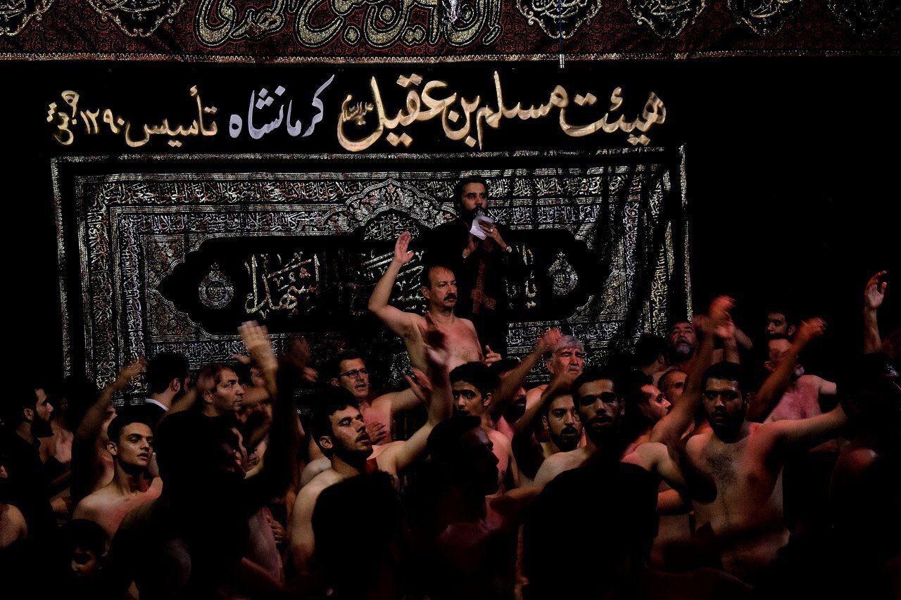 مراسم سینه زنی شب تاسوعا در هیئت مسلم ابن عقیل با مداحی حاج محمد علی رحمانی