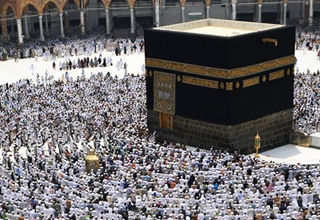 حج بهتر است یا کمک به فقرا؟