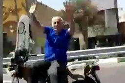حرکات عجیب پیرمرد موتور سوار در حین حرکت