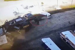 بال هواپیمایی که از بیخ گوش این مرد گذشت 