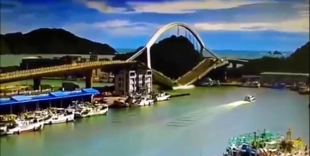 لحظه وحشتناک سقوط پل روگذر ۱۴۰ متری در تایوان