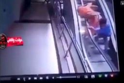 لحظه هولناک سقوط کودک از آغوش مادرش روی پله برقی
