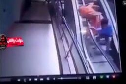 لحظه هولناک سقوط کودک از آغوش مادرش روی پله برقی