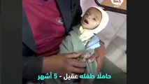 لحظاتی دردناک از تلاش پدر یمنی برای نجات جان کودک شیرخواره‌اش