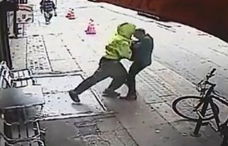 شگرد وحشتناک مرد بی‌خانمان برای سرقت از عابر پیاده