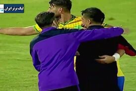 
شادی بازیکنان صنعت نفت پس از برد برابر پرسپولیس
