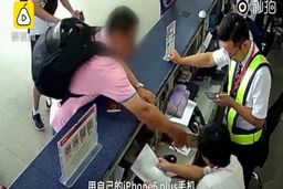 عکس العمل عجیب مسافر پس از لغو پروازش در فرودگاه!