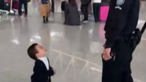 واکنش جالب کودکی که تا به حال فرودگاه نیامده است