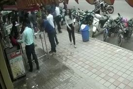 ویدئویی از لحظه انحراف ناگهانی خودرو به داخل پیاده‌رو