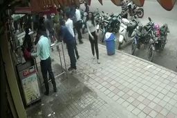ویدئویی از لحظه انحراف ناگهانی خودرو به داخل پیاده‌رو