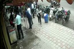 ویدئویی از لحظه انحراف ناگهانی خودرو به داخل پیاده‌رو