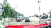 عاقبت شوکه‌کننده صحبت با موبایل موقع عبور از خیابان! 
