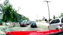 عاقبت شوکه‌کننده صحبت با موبایل موقع عبور از خیابان! 