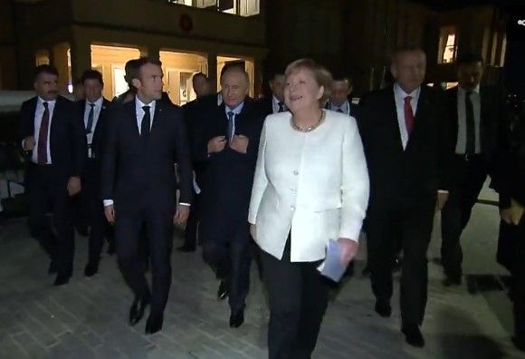 روسی صحبت کردن مرکل با پوتین در حاشیه نشست استانبول