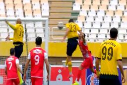 گل اول سپاهان به پرسپولیس با ضربه سر زیبای محمد مهدی محبی