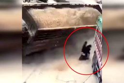 بار کامیون ناجی جان دو اسکوتر سوار شد!