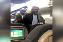 اجازه ورود پرنده شکاری به هواپیما و وحشت مسافران!