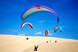 فرود جالب چترباز حرفه‌ای روی شن‌های ساحل دریا 