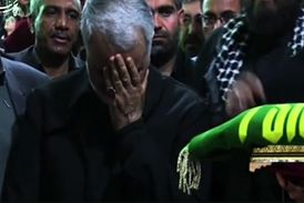 تبرک جستن حاج قاسم سلیمانی به پرچم حرم امام رضا (ع)
