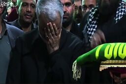 تبرک جستن حاج قاسم سلیمانی به پرچم حرم امام رضا (ع)