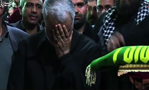 تبرک جستن حاج قاسم سلیمانی به پرچم حرم امام رضا (ع)