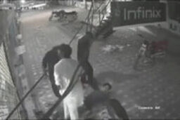 نجات مغازه‌دار برق گرفته پاکستانی با دستمال
